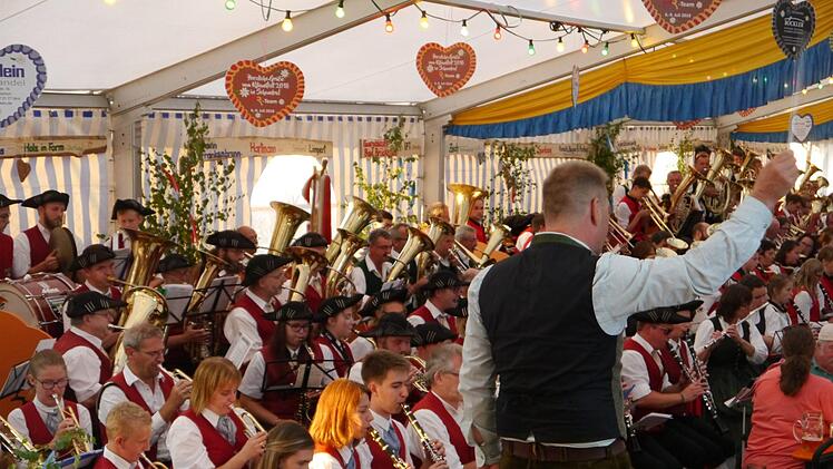 Thomas Schuhmann (mit dem Rücken zur Kamera) hatte das Fest organisiert. Foto: Oswald Türbl