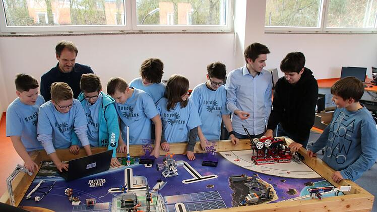 Robotics ist nur eines von zahlreichen Angeboten des Schönborn-Gymnasiums. Beim Informationstag am 23. März können die neuen Schülerinnen und Schüler die verschiedenen Angebote testen.  Foto: Thomas Malz