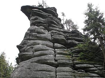 F&uuml;r seine au&szlig;ergew&ouml;hnliche Form war der Rudolfstein schon immer bekannt. Heute ist er ein beliebtes Ausflugsziel f&uuml;r Wanderer. Foto: News5/Fricke