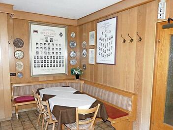 Die Plätze unter den Bildern des Gesangvereins Harmonie im Gasthaus bleiben leer.  Fotos: Paul Pöhlmann