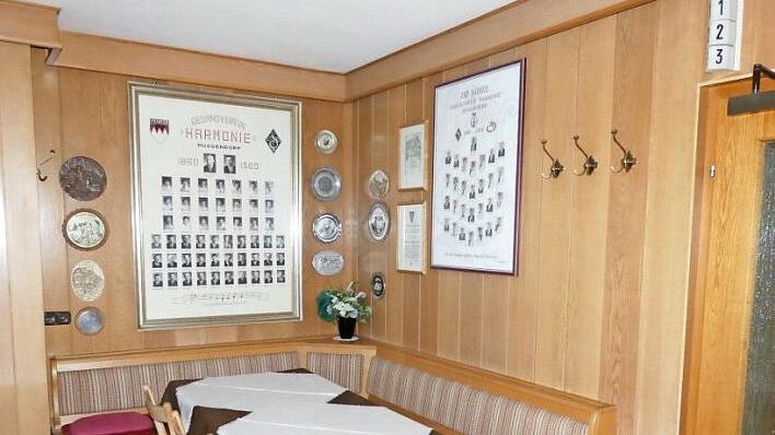 Die Plätze unter den Bildern des Gesangvereins Harmonie im Gasthaus bleiben leer.  Fotos: Paul Pöhlmann