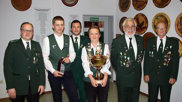 Sportleiter Patrick Lumpe (links) überreichte Pokale an die erfolgreichen Schützen Alexander Weber, David Betzer, Max Brückner und Karl Mai. Rechts der 2. Schützenmeister Roland Dömling.