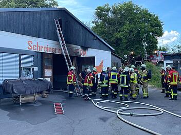 Wunsiedel: Brand in einer Schreinerei: Gefahr, das Feuer könne wieder entfachen