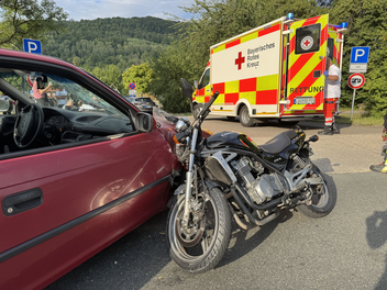 Nürnberger Land: Autofahrer übersieht Motorrad - 65-Jähriger schwer verletzt