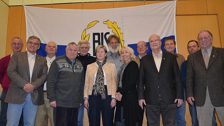 Die Geehrten beim BLSV-Kreistag: (hinten, von links) Thomas Kirchner, Anton Schreiner, Rudi Weik, Karl Englert, Dieter Galm, Werner Fischer und Wolfgang Illek sowie (vorne, von links) Ullrich Seelmann, Horst-Günter Ziegler, Irma Sell, Isolde Winkler, Walter Gutmann und Vorsitzender Rainer Werner.