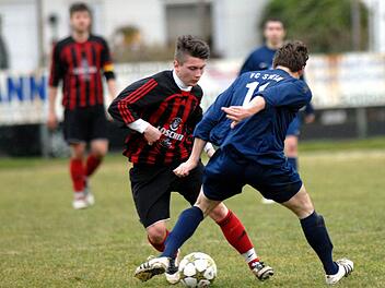 Die Heßdorfer (rote Trikots) landeten im Kampf um den Klassenerhalt gegen den FC Stein einen wichtigen Dreier. Foto: herzopress