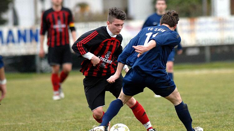 Die Heßdorfer (rote Trikots) landeten im Kampf um den Klassenerhalt gegen den FC Stein einen wichtigen Dreier. Foto: herzopress
