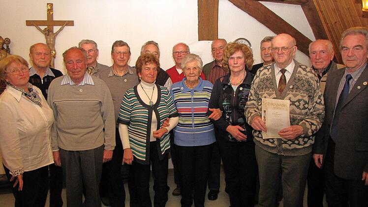 Gold für 40 Jahre Treue ging an: (vorne v. l.) Brigitte Burtchen, Ludwig Mützel, Irmgard Heinrich, Auguste Schaupp, Maria Pfülb, Walter Bayer, Georg Stöth, (hinten v.l.) Josef Hugo, Otmar Kippes, Friedrich Mährlein, Heinz Ellermann, Rolf Knüttel, Herbert Stöth, Peter Hart, Robert Röll.