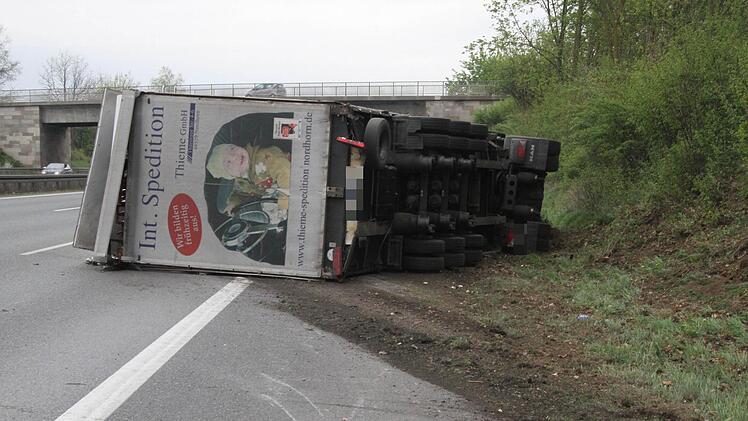Der Fahrer donnerte erst gegen den Hang, dann kippte er um.