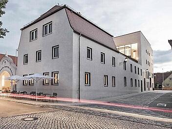 Das aus der ehemaligen Lechner-Bräu entstandene Baunacher Bürgerhaus ist ein Blickfang geworden. Der Haushalt 2014 wird durch die weitgehende Fertigstellung nur noch geringfügig belastet.  Foto: archi[mju]itektur