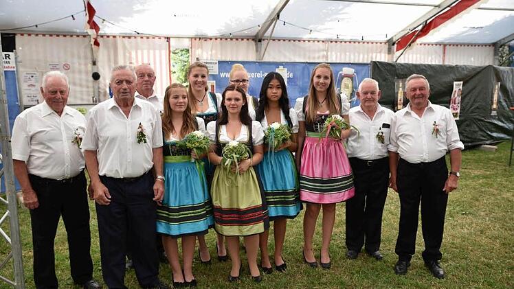 Die Ehrenmitglieder der Blaskapelle Hofstetten mit Ehrendamen - von links: Helmut Müller, Leo Döll (Gründungsmitglied), Reinhold Huppmann, Werner Seemann (Gründungsmitglied) und Edgar Steinmetz