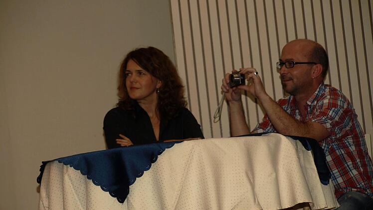 Johannes Grünwald (Thomas Saal) hält die Feier per Kamera fest. Er bandelt mit Fräulein Schmitt (Marina Wiesend-Schachenmayer) an. Foto: Stefan Geiger