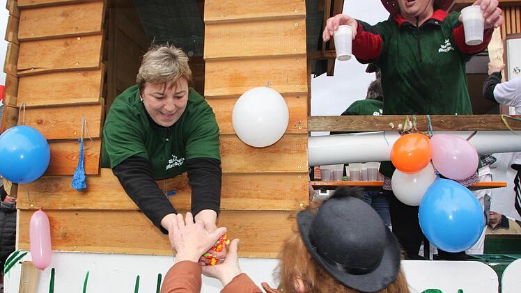 Gute Gaben für die Narren am Straßenrand Foto: Matthias Einwag