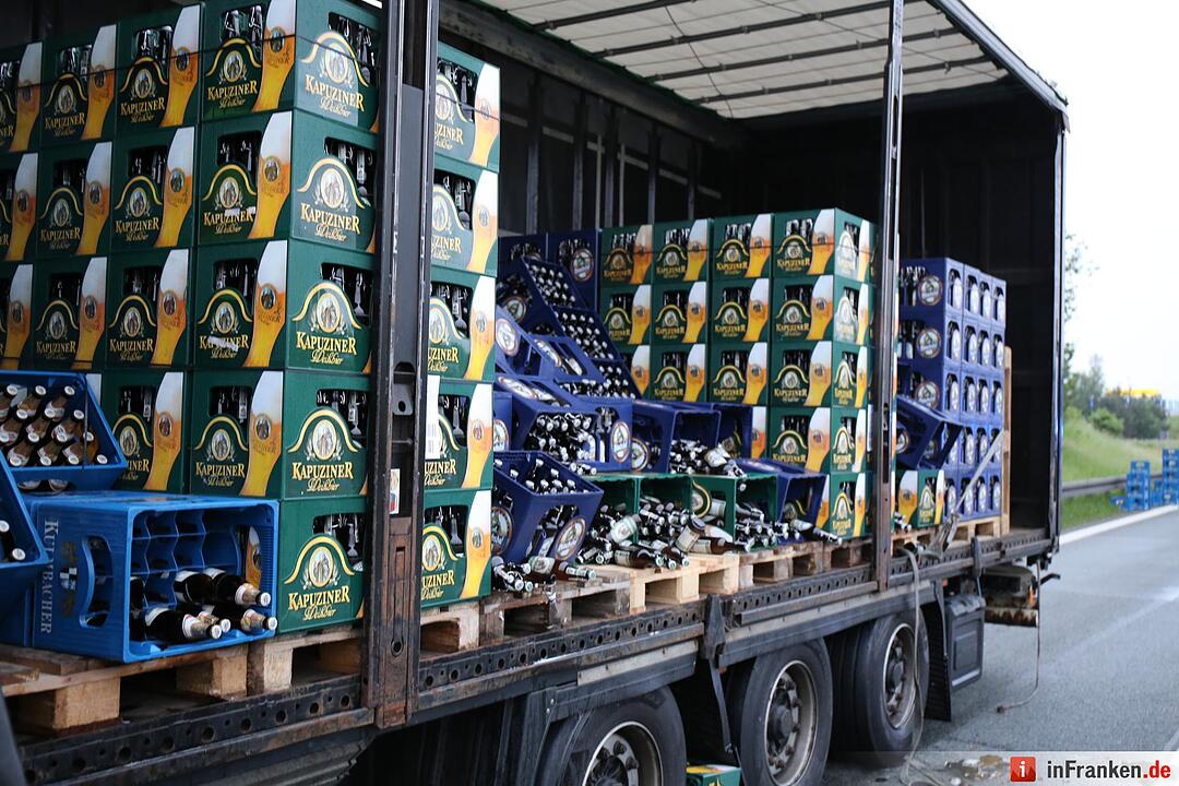 Ladungssicherung bei Getraenkelaster unzureichend - Lkw verliert etwa 200 Bierkaesten auf der Autobahn