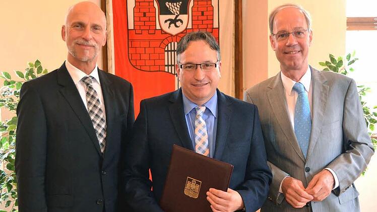 Prof. Dr. Uwe Lange (Mitte) wurde mit dem Boxberge-Preis ausgezeichnet von Dr. Klaus-Henning Kraft von der Boxberger-Stiftung und Oberbürgermeister Kay Blankenburg (links). Foto: Peter Rauch