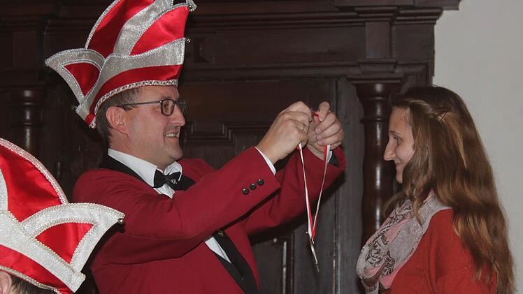 Markus Alin zeichnet Natalie Böhmer mit einem Faschingsorden aus. Foto: Matthias Einwag