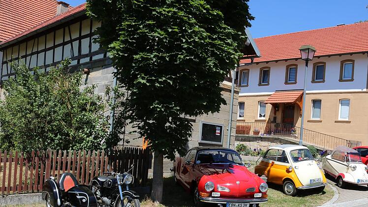 Neben Oldtimer-Traktoren kamen auch einige Oldtimer-Autos und -Motorräder.Janina Reuter