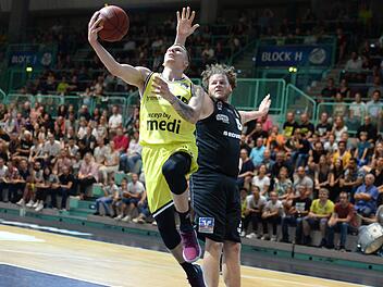 Der slowenische Nationalspieler Gregor Hrovat (links) im Test gegen den Gießener John Bryant. Foto: P. Mularczyk