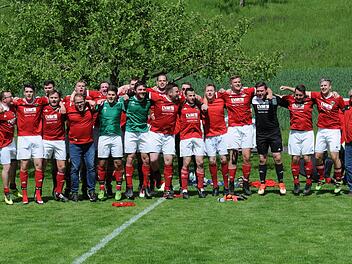 Das Siegerteam der SG Schondra II: (von links) Nico Schneider, Jan Lochner, Timo Schneider, Manuel Wiesner (Betreuer), Tizian Pieczonka, Markus Heil (Hüls), Markus Barthelmes, Daniel Dietz, Luca Vogler, Jonas Jehn, Manuel Müller, Carsten Leitsch, Daniel Kleinhenz (Spielertrainer), Günther Schneider (Abteilungsleiter) (vorne, von links) Sven Caesar, Johannes Hüfner, Luca Rüttger, Michael Remling, Tim Martin (hinten, von links). Foto: ssp