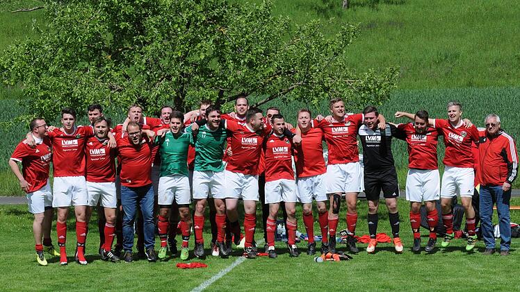 Das Siegerteam der SG Schondra II: (von links) Nico Schneider, Jan Lochner, Timo Schneider, Manuel Wiesner (Betreuer), Tizian Pieczonka, Markus Heil (Hüls), Markus Barthelmes, Daniel Dietz, Luca Vogler, Jonas Jehn, Manuel Müller, Carsten Leitsch, Daniel Kleinhenz (Spielertrainer), Günther Schneider (Abteilungsleiter) (vorne, von links) Sven Caesar, Johannes Hüfner, Luca Rüttger, Michael Remling, Tim Martin (hinten, von links). Foto: ssp
