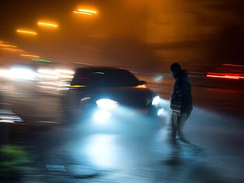 Ein Autofahrer hat in Unterfranken einen Fu&szlig;g&auml;nger erfasst und schwer verletzt. Symbolfoto: vbaleha/Adobe Stock