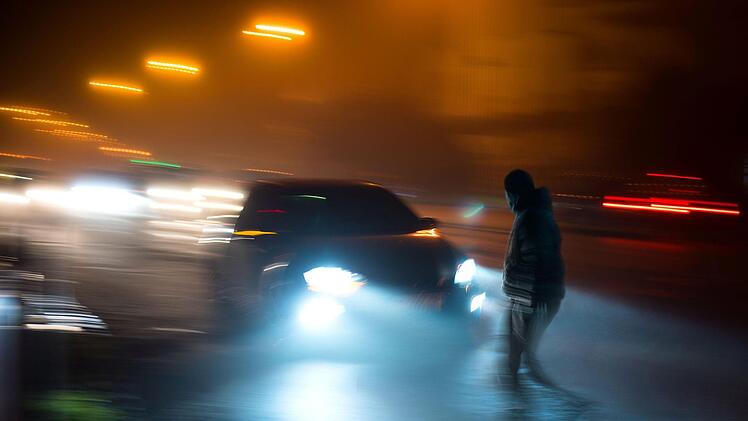 Ein Autofahrer hat in Unterfranken einen Fu&szlig;g&auml;nger erfasst und schwer verletzt. Symbolfoto: vbaleha/Adobe Stock