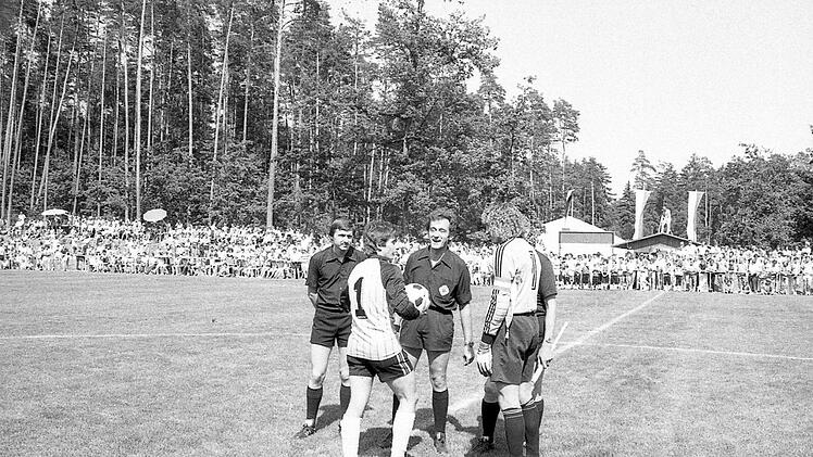 Mit 11:0 gewinnt der 1. FC Nürnberg (dunkle Hosen) das Freundschaftsspiel beim FC Reichenbach vor 5000 Fans. Foto: Hopf