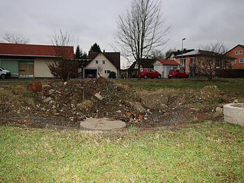 Beim Abbruch eines Wohngebäudes in der Michel-Weiß-Straße waren die Altlasten im Boden der Blaich entdeckt worden.