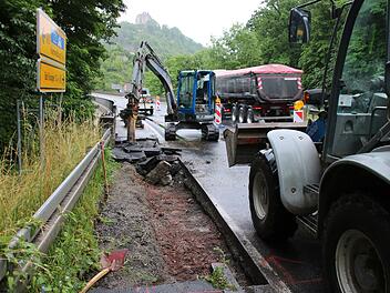 Die Bauarbeiten an der Straßenbrücke über Trimberg haben am Donnerstag begonnen. Bis Ende Juli sollen die Übergänge zur Brücke und der Belag erneuert werden.