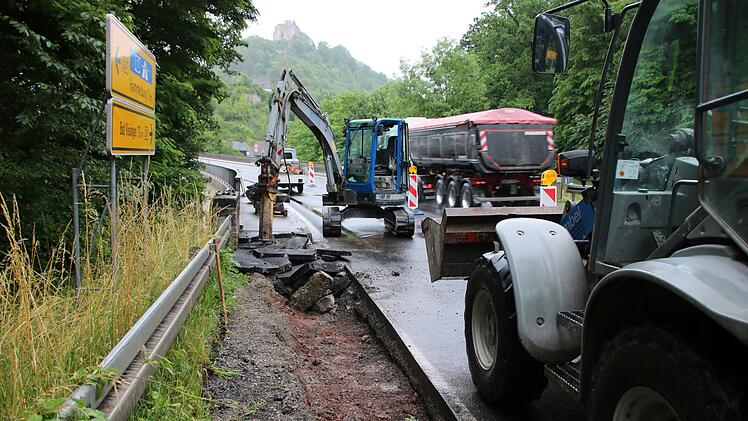Die Bauarbeiten an der Straßenbrücke über Trimberg haben am Donnerstag begonnen. Bis Ende Juli sollen die Übergänge zur Brücke und der Belag erneuert werden.