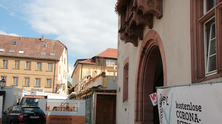 Neben dem Rathaus entsteht das neue Bürgerhaus.