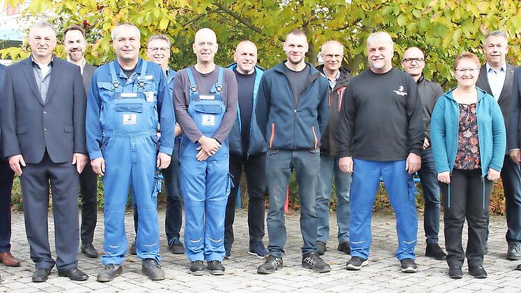 83 Männer und Frauen feierten im vergangenen und in diesem Jahr ein rundes oder halbrundes Jubiläum. Hier die für 40 Jahre Geehrten mit ihren Vorgesetzten und den Geschäftsführern.