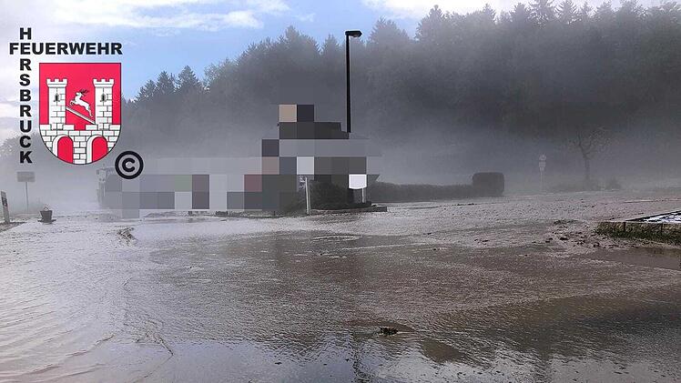 Alfeld: Überschwemmung droht Wohnhaus zu überfluten - Anwohner von Gewitter überrascht
