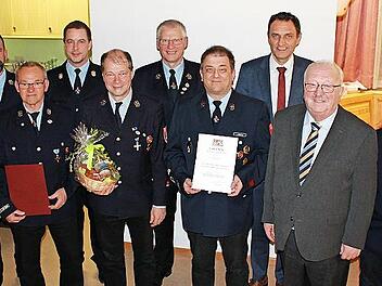 Über die Ehrungen freuten sich (von links) KBR Joachim Ranzenberger, Vorsitzender Michael Gödel, Wolfgang Wohlrath, Zweiter Kommandant Bernd Redwitz, Ehrenvorsitzender Christian Höfner, Kommandant Thomas Friedrich, Jürgen Backer (40 Jahre aktiv), ...