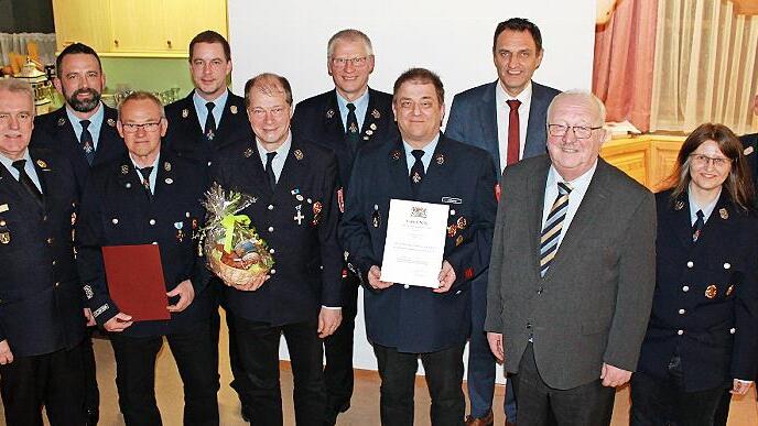 Über die Ehrungen freuten sich (von links) KBR Joachim Ranzenberger, Vorsitzender Michael Gödel, Wolfgang Wohlrath, Zweiter Kommandant Bernd Redwitz, Ehrenvorsitzender Christian Höfner, Kommandant Thomas Friedrich, Jürgen Backer (40 Jahre aktiv), ...