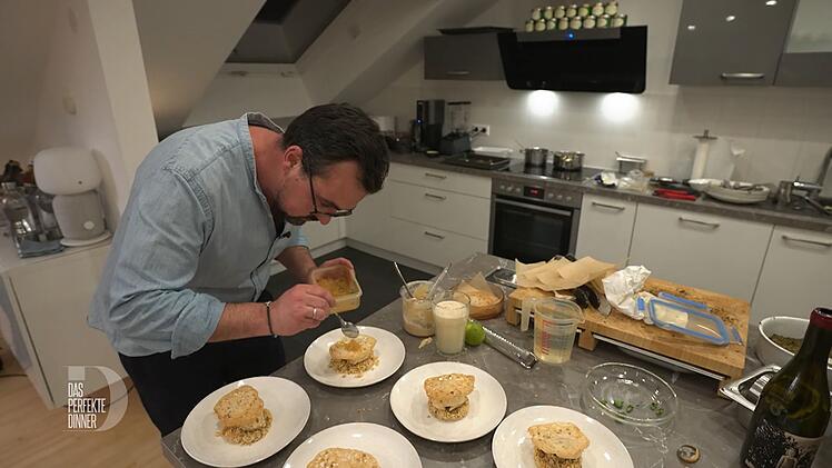 "Simply the Best" nennt Michi sein Dessert: Haselnussstreusel, Bratapfeleis, Apfel-Nuss-Cracker und Zimt-Apfel-Kaviar.