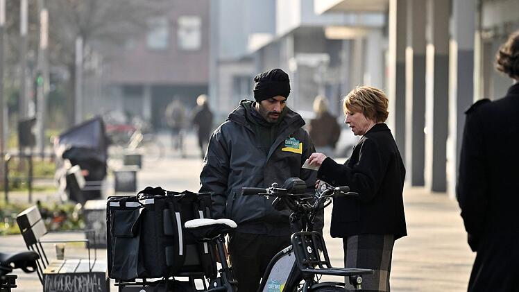 "Du sprechen Deutsch", hieß es früher. Susanne Bonard (Corinna Harfouch) befragt Fahrradkurier Nil Kumara (Ajay Paul), der den Toten kannte - auf Englisch. Der antwortet in perfektem Deutsch und mit genervtem Augenrollen - einige Seitenhiebe auf deutsche Klischeeblicke auf Menschen mit Migrationshintergrund hat der neue RBB-"Tatort" zu bieten.