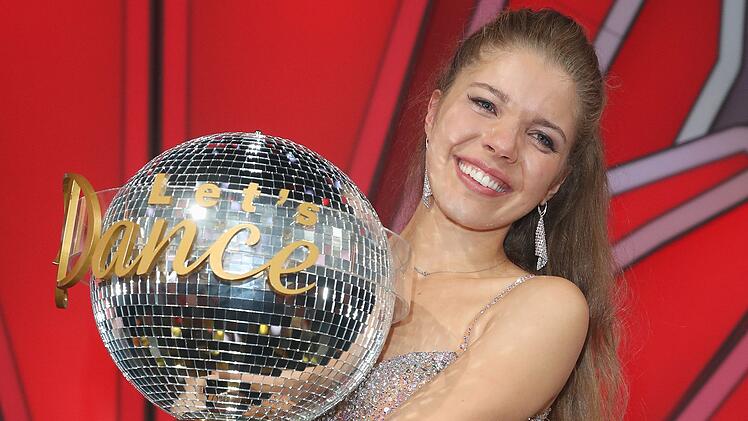 Victoria Swarovski strahlte sehr, als sie 2016 den Pokal "Dancing Star" in die H&ouml;he lupfen durfte.