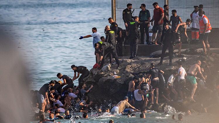Migranten in Spanien-Exklave Ceuta