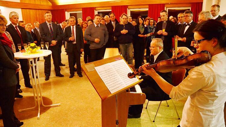 Sie setzten mit ihren klangvollen Vorträgen den musikalischen Höhepunkt beim Neujahrsempfang und ernteten viel Beifall: Dekanatskantor Marius Popp (Klavier) und Tochter Silvie Popp (Violine).