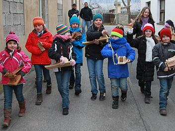 Mit Geknatter und Getöse ziehen die Kinder an den Kartagen durch Schönbrunn. Die winterliche Kälte in diesem Jahr kann ihnen aber die Freude nicht nehmen. Fotos: Matthias Einwag