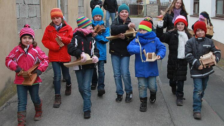 Mit Geknatter und Getöse ziehen die Kinder an den Kartagen durch Schönbrunn. Die winterliche Kälte in diesem Jahr kann ihnen aber die Freude nicht nehmen. Fotos: Matthias Einwag