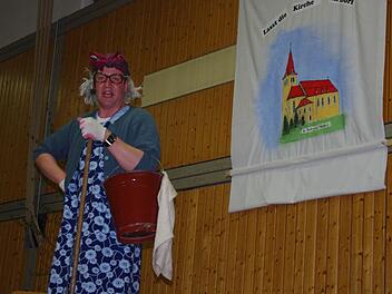 Michael Hammer als neue Putzfrau der Gemeinde Wilhelmsthal  Foto: Heike Schülein