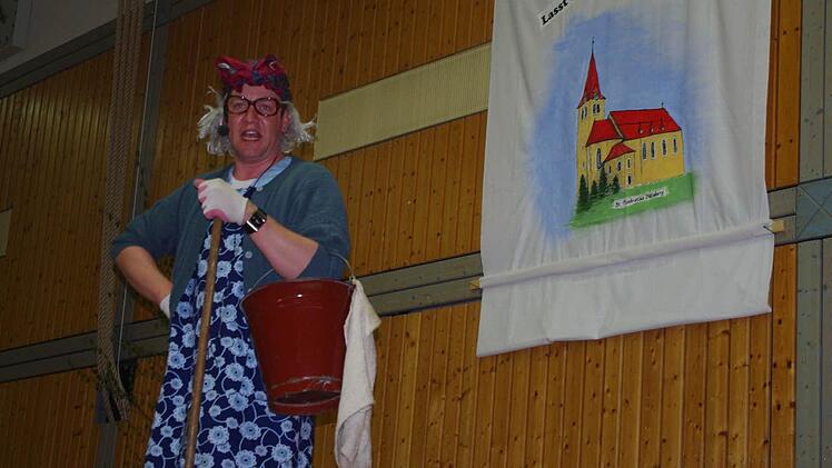 Michael Hammer als neue Putzfrau der Gemeinde Wilhelmsthal  Foto: Heike Schülein