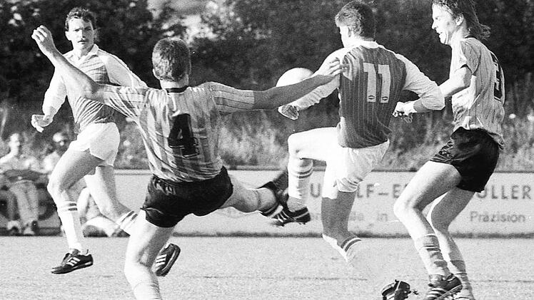 Unser Bild zeigt eine Szene aus dem Endspiel TSV M&uuml;nnerstadt (wei&szlig;e Hosen) - FC Reichenbach der M&uuml;nnerst&auml;dter Stadtmeisterschaft (1:5).