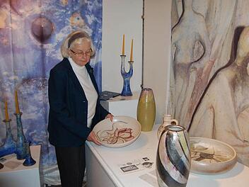 Claudia Maria Lay bietet Malerei und Keramik zum Kauf an.  Fotos: Dobschütz