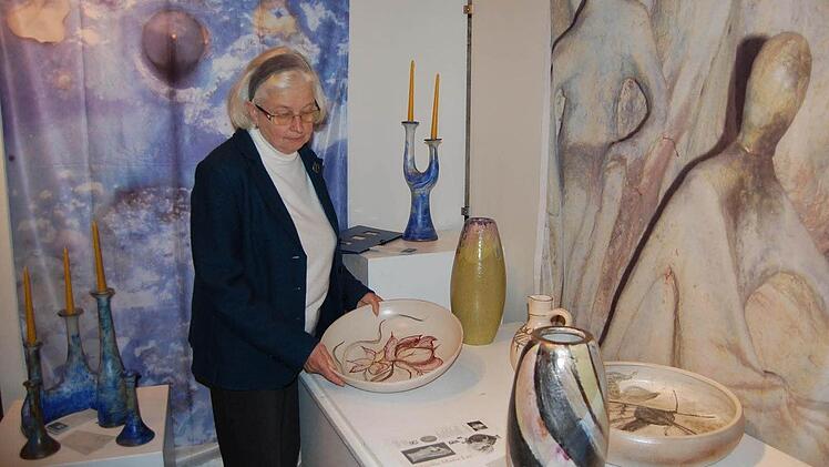 Claudia Maria Lay bietet Malerei und Keramik zum Kauf an.  Fotos: Dobschütz