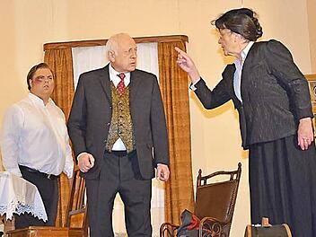 Axel Schrepfer (links) und Hans Richter wurden von Rosi Popp in eine fatale Falle geführt, die beide Mannsbilder mit Schmerzen bezahlten. Foto: Karl-Heinz Hofmann