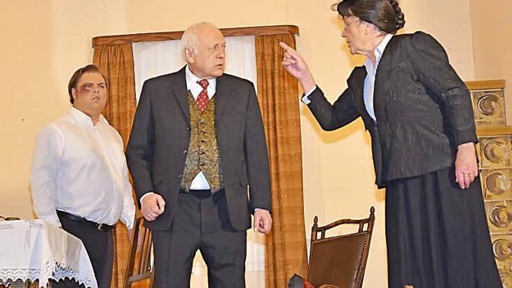 Axel Schrepfer (links) und Hans Richter wurden von Rosi Popp in eine fatale Falle geführt, die beide Mannsbilder mit Schmerzen bezahlten. Foto: Karl-Heinz Hofmann