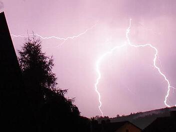 Blitze zuckten in der Nacht zum Montag über Kronach. Diese "Lichtgabel" spießte gegen 2 Uhr in Blickrichtung Fischbachtal in den Boden. Foto: Marco Meißner